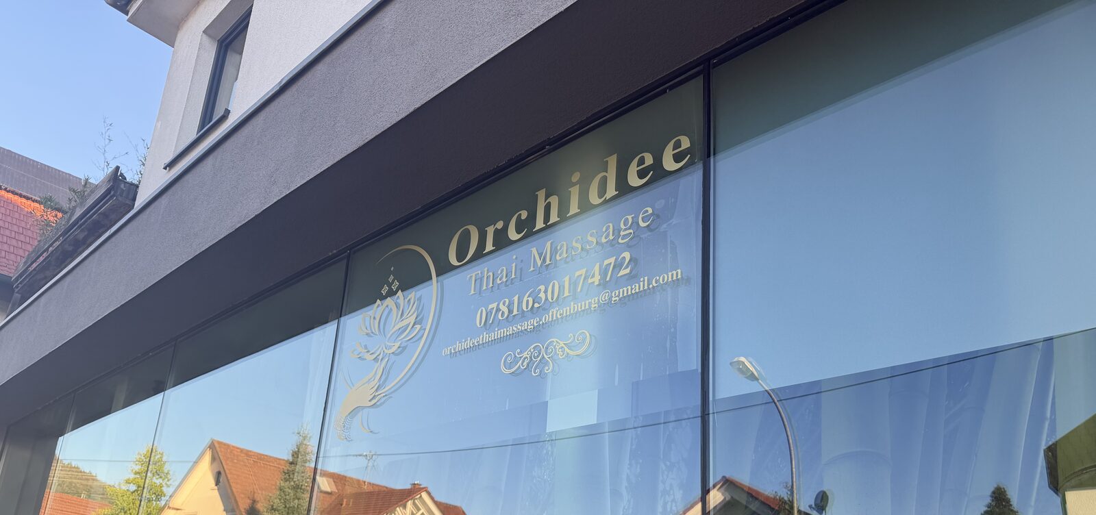 Fassade und Eingang des Salons Orchidee Thai Massage