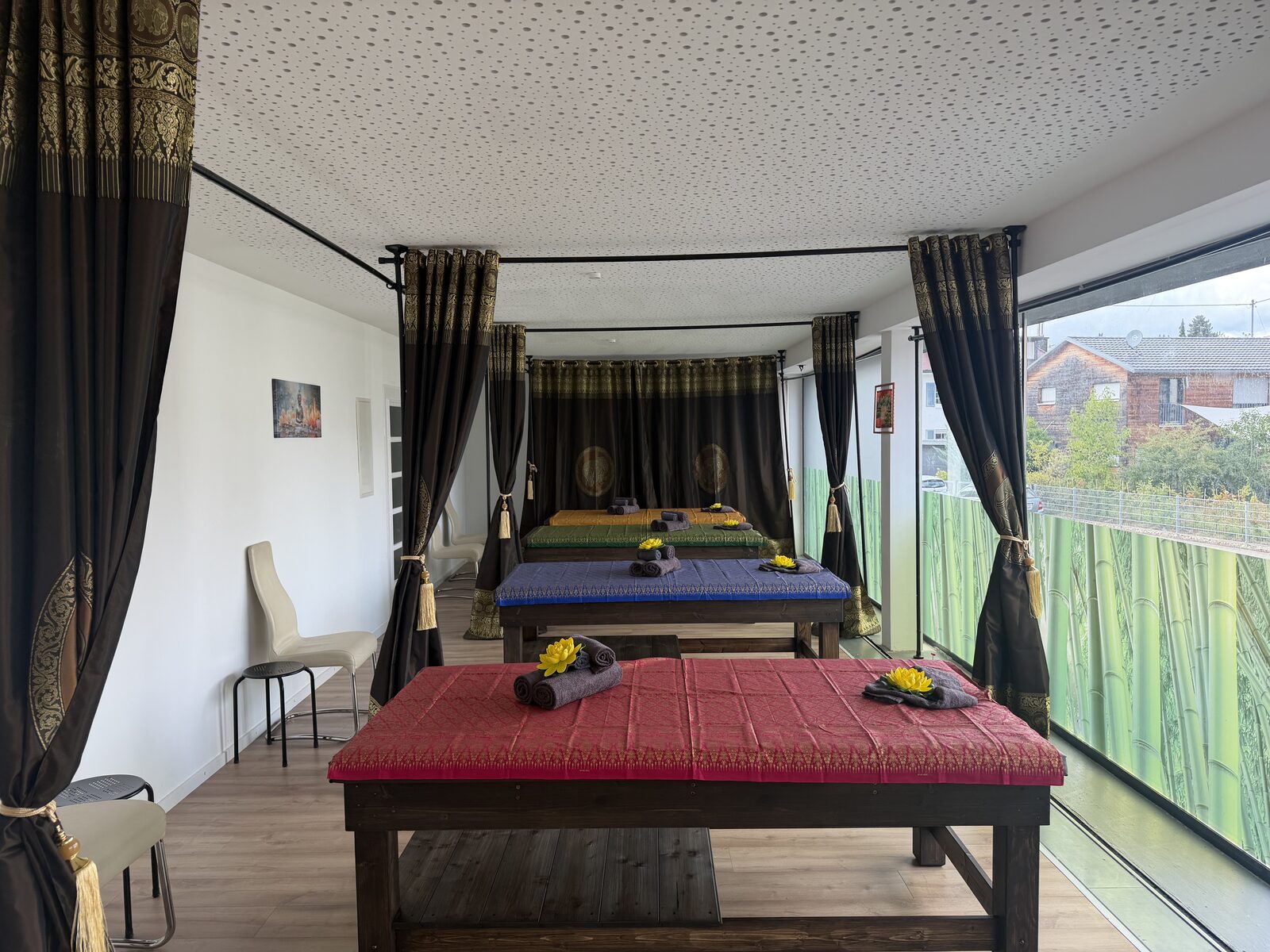 Behandlungsraum mit drei Thai-Massageliegen